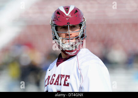 Hamilton, New York, USA. 8. Februar 2014. 8. Februar 2014: Colgate Raiders Mittelfeldspieler Aaron Darr (14) blickt auf eine vor dem Start eine NCAA Männer Lacrosse Spiel zwischen Bryant Bulldogs und die Colgate Raiders bei Andy Kerr Stadium in Hamilton, New York. Colgate besiegt Bryant 7-4. Rich Barnes/CSM/Alamy Live-Nachrichten Stockfoto