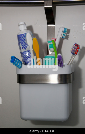 Kunststoff-Wanne Zahnbürstenhalter Stockfoto