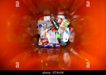 Flaschen und Dosen in Recyclingbehälter Stockfoto