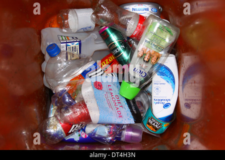 Flaschen und Dosen in Recyclingbehälter Stockfoto