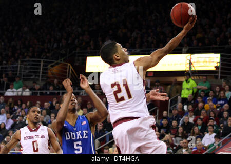 Chestnut Hill, Massachusetts, USA. 8. Februar 2014. 8. Februar 2014; Boston College Eagles bewachen Olivier Hanlan (21) Laufwerke in den Korb in der zweiten Hälfte von der NCAA Basketball-Spiel zwischen dem Duke Blue Devils und Boston College Eagles im Conte Forum. Anthony Nesmith/CSM/Alamy Live-Nachrichten Stockfoto