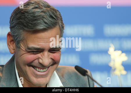 Berlin, Deutschland. 8. Februar 2014. Regisseur und Schauspieler George Clooney besucht eine Pressekonferenz für den Film "The Monuments Men" auf der 64. Internationalen Filmfestspiele Berlinale in Berlin, Deutschland, am 8. Februar 2014 zu fördern. Bildnachweis: Zhang Fan/Xinhua/Alamy Live-Nachrichten Stockfoto