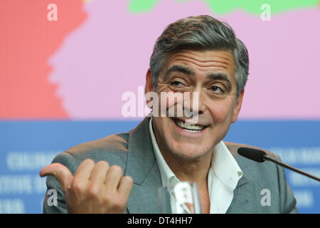 Berlin, Deutschland. 8. Februar 2014. Regisseur und Schauspieler George Clooney besucht eine Pressekonferenz für den Film "The Monuments Men" auf der 64. Internationalen Filmfestspiele Berlinale in Berlin, Deutschland, am 8. Februar 2014 zu fördern. Bildnachweis: Zhang Fan/Xinhua/Alamy Live-Nachrichten Stockfoto