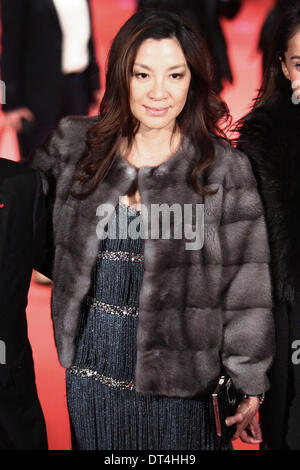 Berlin, Deutschland. 8. Februar 2014. Schauspielerin Michelle Yeoh kommt auf dem roten Teppich für die Premiere des Films "The Monuments Men" auf der 64. Internationalen Filmfestspiele Berlinale in Berlin, Deutschland, am 8. Februar 2014. Bildnachweis: Zhang Fan/Xinhua/Alamy Live-Nachrichten Stockfoto