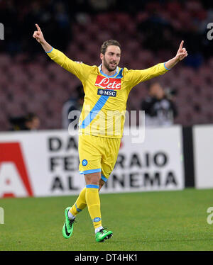 Neapel, Italien. 8. Februar 2014. SSC Neapel Gonzalo Higuain feiert scoring während der italienischen Serie A-Fußballspiel gegen den AC Mailand im Stadion San Paolo in Neapel, Italien, 8. Februar 2014. Napoli gewann 3:1. Bildnachweis: Alberto Lingria/Xinhua/Alamy Live-Nachrichten Stockfoto