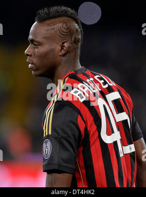 Neapel, Italien. 8. Februar 2014. AC Mario Balotelli reagiert während der italienischen Serie A-Fußballspiel gegen Napoli am Stadio San Paolo in Neapel, Italien, 8. Februar 2014. Napoli gewann 3:1. Bildnachweis: Alberto Lingria/Xinhua/Alamy Live-Nachrichten Stockfoto