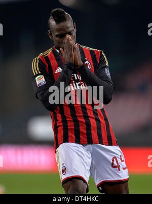 Neapel, Italien. 8. Februar 2014. AC Mario Balotelli reagiert während der italienischen Serie A-Fußballspiel gegen Napoli am Stadio San Paolo in Neapel, Italien, 8. Februar 2014. Napoli gewann 3:1. Bildnachweis: Alberto Lingria/Xinhua/Alamy Live-Nachrichten Stockfoto