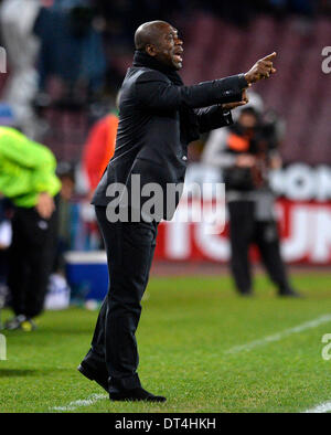 Neapel, Italien. 8. Februar 2014. Milanss Trainer Clarence Seedorf Gesten während der italienischen Serie A-Fußballspiel gegen Napoli am Stadio San Paolo in Neapel, Italien, 8. Februar 2014. Napoli gewann 3:1. Bildnachweis: Alberto Lingria/Xinhua/Alamy Live-Nachrichten Stockfoto