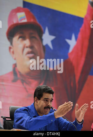 Caracas, Venezuela. 8. Februar 2014. Der venezolanische Präsident Nicolas Maduro hält eine Rede bei der Abschlussfeier für die Werkstatt Maximun sozialistischen Wirksamkeit in Caracas, Venezuela, am 8. Februar 2014. Nicolas Maduro sagte am Samstag, er die Menschen-Wirtschaft schützt, und um Unterstützung für seine Regierung zur Bekämpfung von Wucher und Spekulationen laut Lokalpresse bat. Bildnachweis: Prensa Presidencial/AVN/Xinhua/Alamy Live-Nachrichten Stockfoto