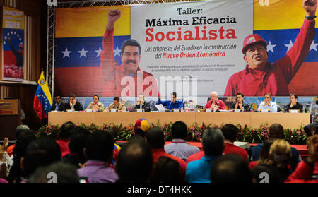 Caracas, Venezuela. 8. Februar 2014. Der venezolanische Präsident Nicolas Maduro (C, Rücken) spricht bei der Abschlussfeier für die Werkstatt Maximun sozialistischen Wirksamkeit in Caracas, Venezuela, am 8. Februar 2014. Nicolas Maduro sagte am Samstag, er die Menschen-Wirtschaft schützt, und um Unterstützung für seine Regierung zur Bekämpfung von Wucher und Spekulationen laut Lokalpresse bat. Bildnachweis: Prensa Presidencial/AVN/Xinhua/Alamy Live-Nachrichten Stockfoto