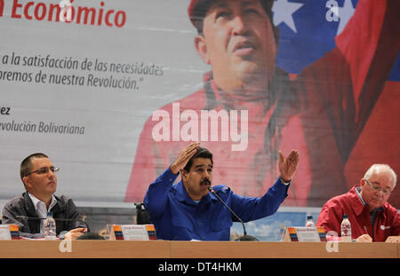 Caracas, Venezuela. 8. Februar 2014. Venezuelan President Nicolas Maduro (C) hält eine Rede bei der Abschlussfeier für die Werkstatt Maximun sozialistischen Wirksamkeit in Caracas, Venezuela, am 8. Februar 2014. Nicolas Maduro sagte am Samstag, er die Menschen-Wirtschaft schützt, und um Unterstützung für seine Regierung zur Bekämpfung von Wucher und Spekulationen laut Lokalpresse bat. Bildnachweis: Prensa Presidencial/AVN/Xinhua/Alamy Live-Nachrichten Stockfoto