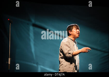 Berlin, Deutschland. 8. Februar 2013. Schauspieler Huang Bo führt in der chinesischen Drama "To Live", die von Meng Jinghui, auf der Bühne des deutschen Theaters in Berlin, Deutschland, am 8. Februar 2013 gerichtet ist. Dies ist eines der Börsenereignisse der 2013/2014 Chinesisch-deutscher Sprache Jahr ", und ist auch der erste Einstieg in deutschen Mainstream-Theater der chinesischen Gegenwartsdramatik. © Shang Jing/Xinhua/Alamy Live-Nachrichten Stockfoto