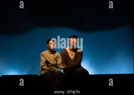 Berlin, Deutschland. 8. Februar 2013. Actor Huang Bo (R) und Schauspielerin Yuan Quan führen in das chinesische Drama "To Live", die von Meng Jinghui, auf der Bühne des deutschen Theaters in Berlin, Deutschland, am 8. Februar 2013 gerichtet ist. Dies ist eines der Börsenereignisse der 2013/2014 Chinesisch-deutscher Sprache Jahr ", und ist auch der erste Einstieg in deutschen Mainstream-Theater der chinesischen Gegenwartsdramatik. © Shang Jing/Xinhua/Alamy Live-Nachrichten Stockfoto