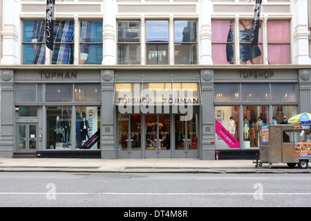 [Historische Schaufenster] Topshop Topman, 478 Broadway, New York. Außenfassade eines Bekleidungsladens im Stadtteil SoHo in Manhattan. Stockfoto