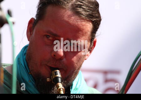 Premchand Rangasala, Patna, Bihar, Indien, 9. Februar 2014. Interaktiver Workshop von Musikern aus Schweden und Bihar, Indien besucht und genossen von motely Music Lovers während der abschließenden Tag der erste Sufi Sutra-Festival am Nachmittag warme Winter für den "Weltfrieden". Bildnachweis: Rupa Ghosh/Alamy Live-Nachrichten. Stockfoto