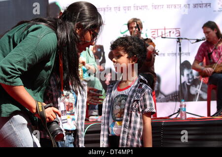 Premchand Rangasala, Patna, Bihar, Indien, 9. Februar 2014. Interaktiver Workshop von Musikern aus Schweden und Bihar, Indien besucht und genossen von motely Music Lovers während der abschließenden Tag der erste Sufi Sutra-Festival am Nachmittag warme Winter für den "Weltfrieden". Bildnachweis: Rupa Ghosh/Alamy Live-Nachrichten. Stockfoto