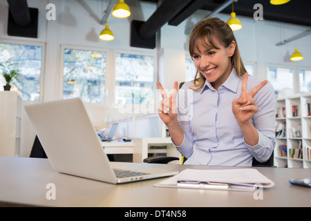 Lächelnde Business Frau fröhlich Schreibtisch Zufriedenheit Stockfoto