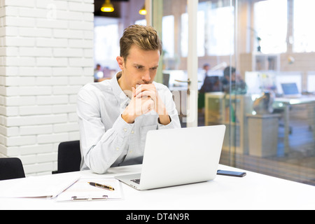 Männliche Existenzgründung Computer Schreibtisch Stockfoto