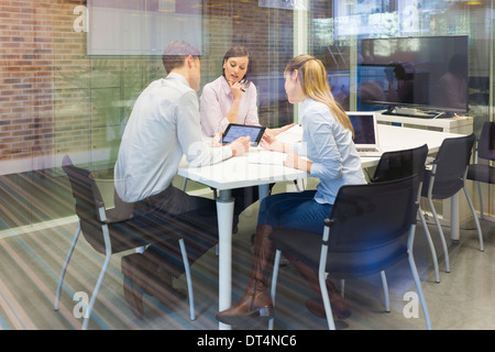 Geschäftsfrau Geschäftsmann Wiedervereinigung Laptop Schreibtisch Kollegen Stockfoto