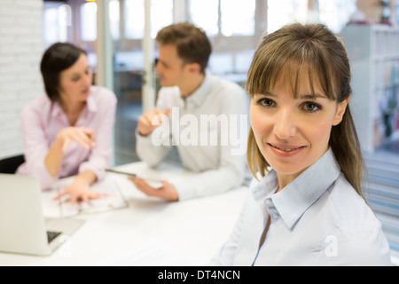 Business Frau Wiedersehen Büro Schreibtisch Kollegen smil Stockfoto