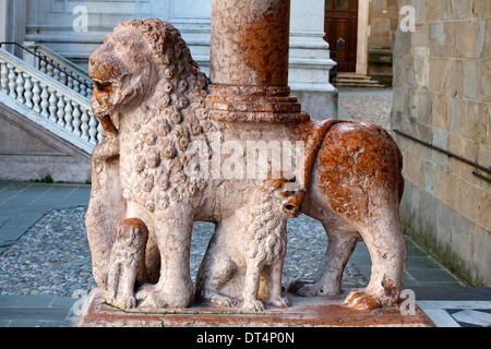 roter Stein Löwe Spalte der Kapelle Colleoni in Bergamo (Italien), Nahaufnahme der Dekoration Stockfoto