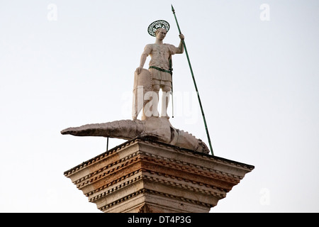 Statue von St. Theodor auf Spalte Piazza San Marco in Venedig Stockfoto