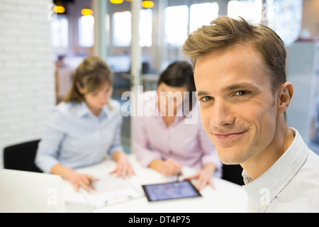 Business Mann wiedersehen Büro Schreibtisch Kollegen smil Stockfoto