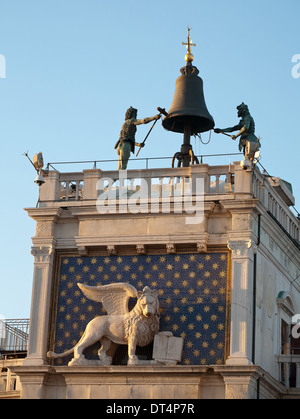 Draufsicht der Markusplatz Clocktower Bell und zwei großen Bronzefiguren Stockfoto