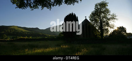 Sonnenuntergang hinter der Marienkirche mit Moel Hebog hinter Beddgelert, Snowdonia, Gwynedd, Nordwales. Stockfoto