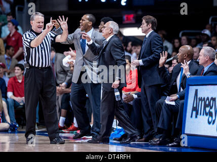 Dallas, Texas, USA. 9. Februar 2014. Southern Methodist Mustangs Cheftrainer Larry Brown aufgeregt bei call.in eine NCAA Männer Basketball-Spiel zwischen die Cincinnati Bearcats und die SMU Mustangs, Samstag, Feb.8th, 2014 @ Moody Coliseum in Dallas, Texas. Bildnachweis: Cal Sport Media/Alamy Live-Nachrichten Stockfoto