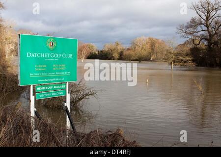 Datchet, UK. 9. Februar 2014: Überschwemmungen im Datchet Golf Club, Berkshire, UK. Das Hochwasser kommt, nachdem starke Winde und extrem nassen Wetter in ganz Großbritannien wieder ausbreiten. . Bildnachweis: Andrew Spiers/Alamy Live-Nachrichten Stockfoto