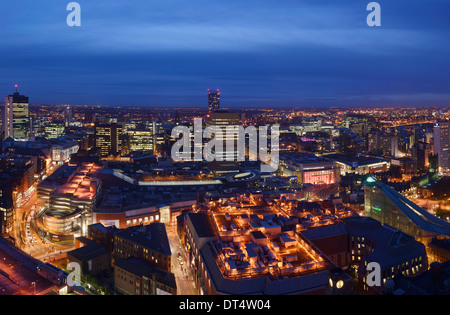Stadtzentrum von Manchester in der Nacht, einschließlich dem Arndale Centre und The Printworks Stockfoto