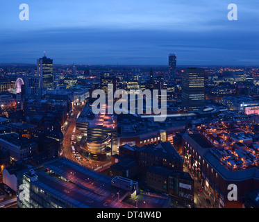 Stadtzentrum von Manchester in der Nacht, einschließlich dem Arndale Centre und The Printworks Stockfoto