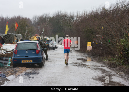 Ein Jogger zieht sich durch die Anti-Fracking-Protest-Camp in Barton Moos. Stockfoto