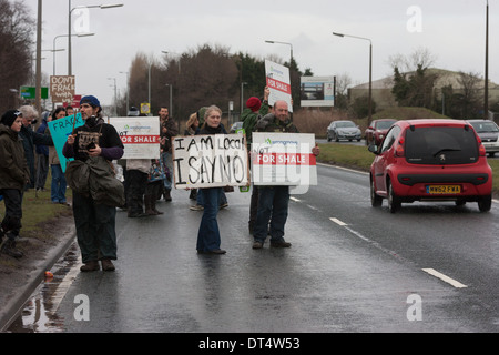 Anti-Fracking Demonstranten halten Schilder an der A57 in der Nähe von Barton Moos. Mehr als tausend Menschen kamen für einen "Tag der Solidarität". Stockfoto