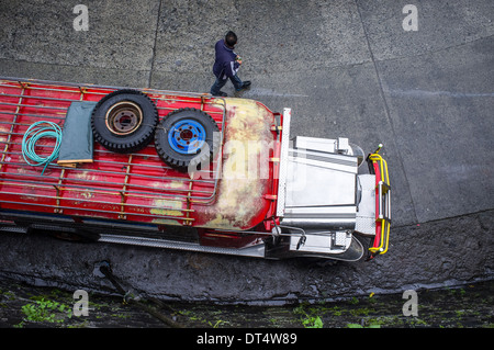 Jeepneys auf der Straße, Ansicht von oben, Philippinen Stockfoto