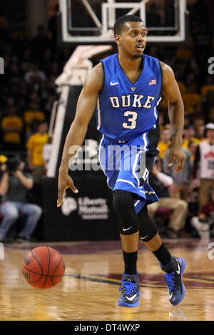 Chestnut Hill, Massachusetts, USA. 8. Februar 2014. 8. Februar 2014; Duke Blue Devils guard Tyler Thornton (3) mit dem Ball in der ersten Hälfte von der NCAA Basketball-Spiel zwischen dem Duke Blue Devils und Boston College Eagles im Conte Forum. Duke besiegt Boston College 89-68. Anthony Nesmith/CSM/Alamy Live-Nachrichten Stockfoto