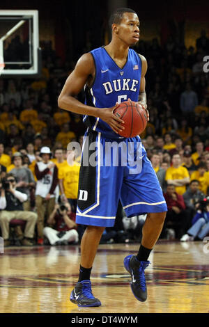 Chestnut Hill, Massachusetts, USA. 8. Februar 2014. 8. Februar 2014; Duke Blue Devils weiter Rodney Hood (5) mit dem Ball in der ersten Hälfte der NCAA Basketball-Spiel zwischen dem Duke Blue Devils und Boston College Eagles im Conte Forum. Duke besiegt Boston College 89-68. Anthony Nesmith/CSM/Alamy Live-Nachrichten Stockfoto