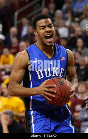 Chestnut Hill, Massachusetts, USA. 8. Februar 2014. 8. Februar 2014; Duke Blue Devils guard Quinn Cook (2) reagiert auf einen Anruf während der NCAA Basketball-Spiel zwischen dem Duke Blue Devils und Boston College Eagles im Conte Forum. Duke besiegt Boston College 89-68. Anthony Nesmith/CSM/Alamy Live-Nachrichten Stockfoto