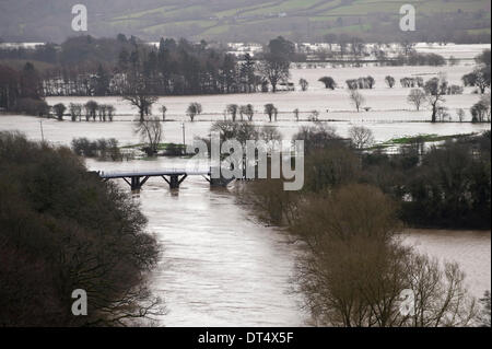 Whitney-on-Wye, Herefordshire, England, UK. 9. Februar 2014. Fluss Wye platzt der Banken und Überschwemmungen Ackerland um die Grade II aufgeführten Mautbrücke 1779 erbaut. Desposited sintflutartige Regenfälle im Wintersturm führte zu großflächigen Überschwemmungen über den Süden und westlich von Großbritannien. Bildnachweis: Jeff Morgan/Alamy Live-Nachrichten Stockfoto