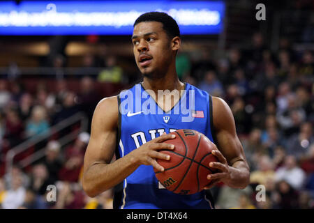 Chestnut Hill, Massachusetts, USA. 8. Februar 2014. 8. Februar 2014; Duke Blue Devils guard Quinn Cook (2) reagiert auf einen Anruf während der NCAA Basketball-Spiel zwischen dem Duke Blue Devils und Boston College Eagles im Conte Forum. Duke besiegt Boston College 89-68. Anthony Nesmith/CSM/Alamy Live-Nachrichten Stockfoto