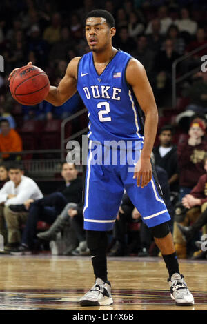 Chestnut Hill, Massachusetts, USA. 8. Februar 2014. 8. Februar 2014; Duke Blue Devils guard Quinn Cook (2) mit den Ball während der NCAA Basketball-Spiel zwischen dem Duke Blue Devils und Boston College Eagles im Conte Forum. Duke besiegt Boston College 89-68. Anthony Nesmith/CSM/Alamy Live-Nachrichten Stockfoto