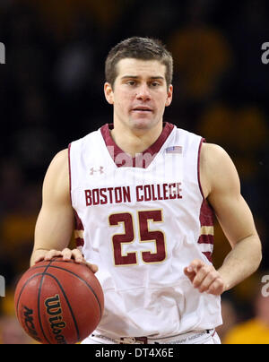 Chestnut Hill, Massachusetts, USA. 8. Februar 2014. 8. Februar 2014; Boston College Eagles guard Joe Rahon (25) mit dem Ball in der zweiten Hälfte von der NCAA Basketball-Spiel zwischen dem Duke Blue Devils und Boston College Eagles im Conte Forum. Duke besiegt Boston College 89-68. Anthony Nesmith/CSM/Alamy Live-Nachrichten Stockfoto