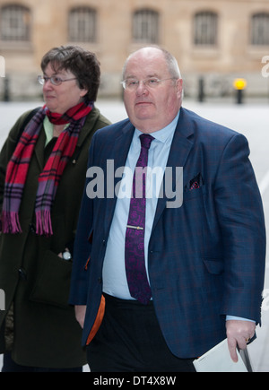 Communities Secretary Eric Pickles (R) kommt im BBC Television Centre mit seiner Frau, an der Andrew Marr Show teilzunehmen. Stockfoto