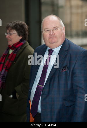 Communities Secretary Eric Pickles (R) kommt im BBC Television Centre mit seiner Frau, an der Andrew Marr Show teilzunehmen. Stockfoto