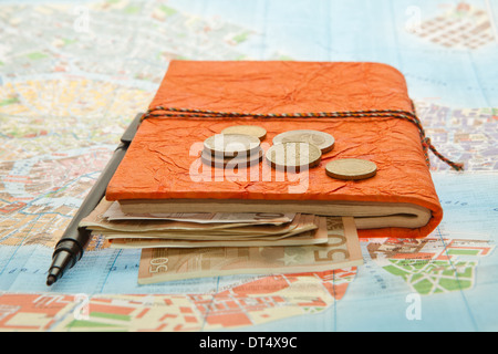 Reisen Sie Anordnung von Euro Geld, Karte und Notizblock Tagebuch - Journal Stockfoto