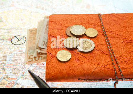 Reisen Sie Anordnung von Euro Geld, Karte und Notizblock Tagebuch - Journal Stockfoto