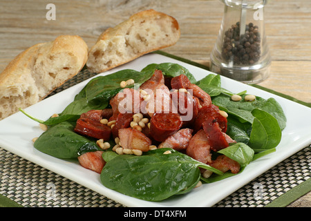 köstlich in Scheiben Chorizo mit knusprigem Speck und Spinat Stockfoto