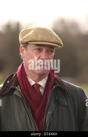 Burrowbridge, Somerset, UK. 9. Februar 2014. Nigel Farage Führer der Partei UKIP Burrowbridge um anzuzeigen das Hochwasser in der Somerset Levels zu besuchen. Stockfoto