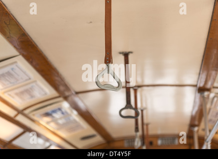 Griffe in typischen Straßenbahn in Lissabon, Portugal Stockfoto